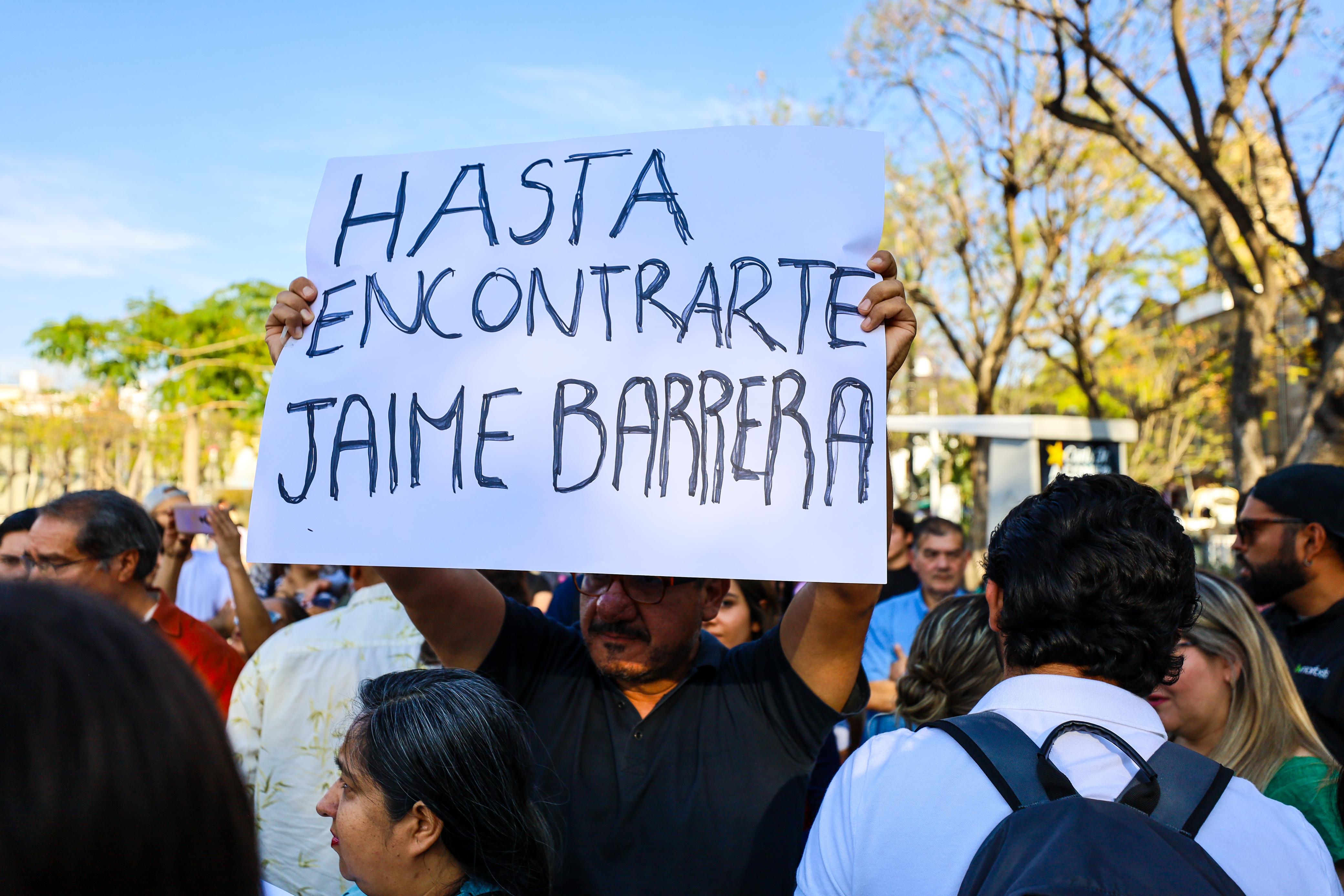 En la Plaza Liberación de Guadalajara, decenas de periodistas se congregaron junto a la consejera nacional de Morena, Itzul Barrera, hija del periodista tapatío. EL INFORMADOR/ A. Navarro.