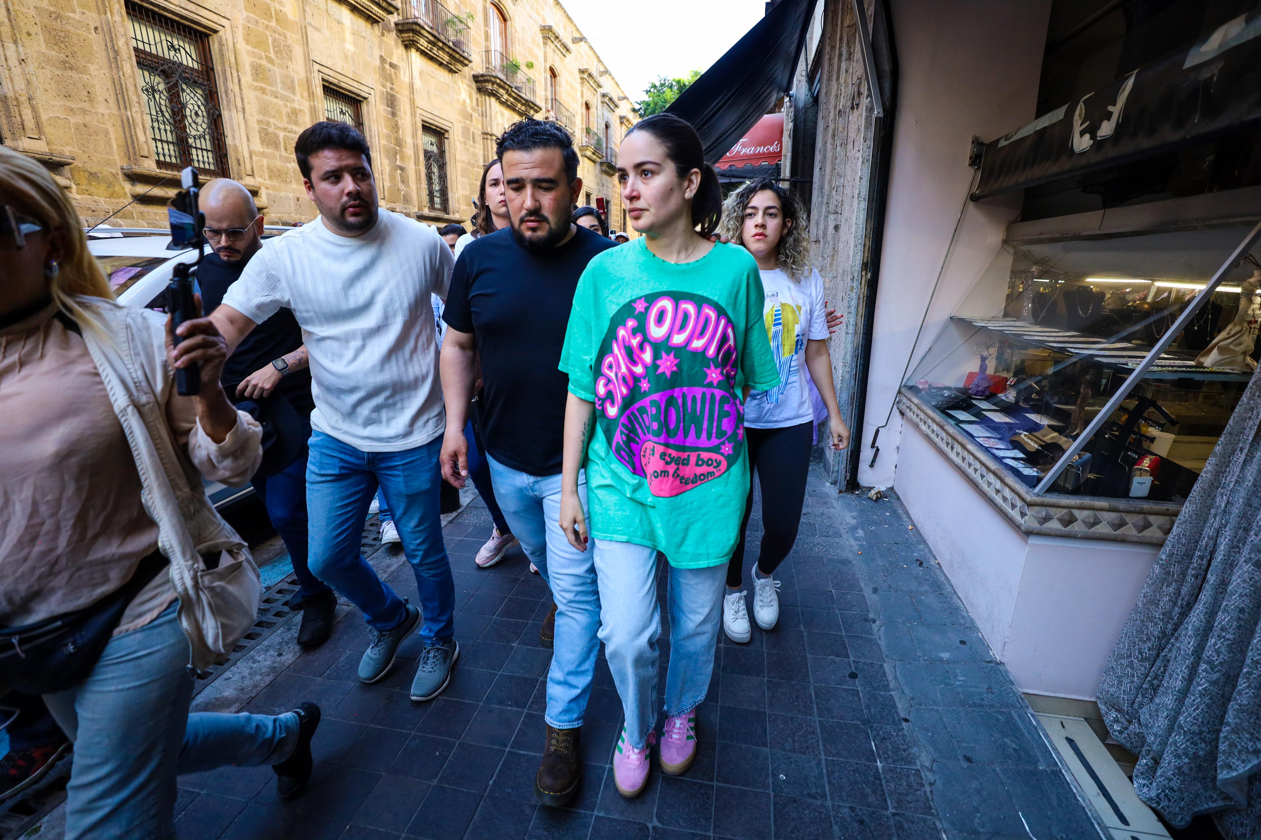 En la Plaza Liberación de Guadalajara, decenas de periodistas se congregaron junto a la consejera nacional de Morena, Itzul Barrera, hija del periodista tapatío. EL INFORMADOR/ A. Navarro.