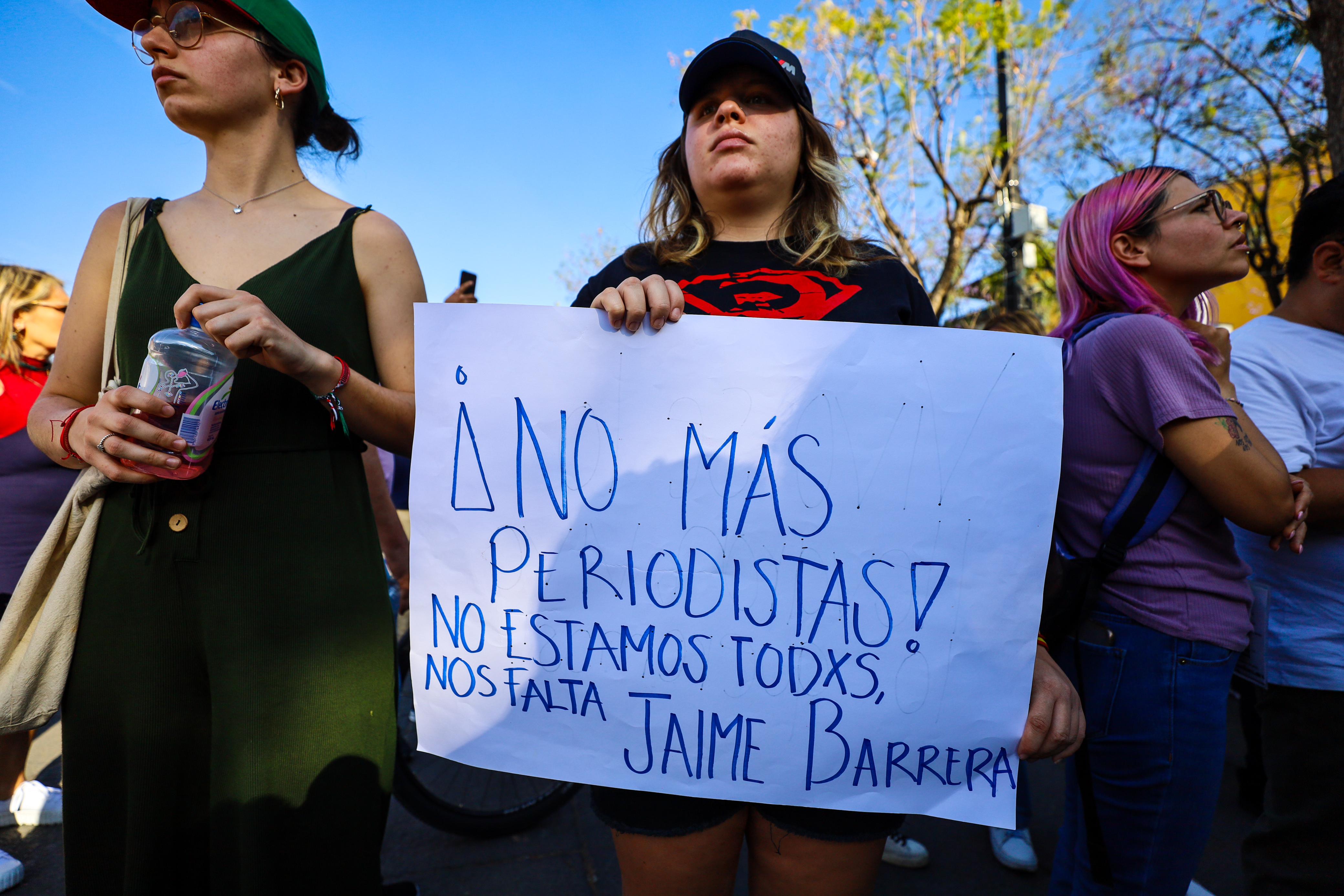 En la Plaza Liberación de Guadalajara, decenas de periodistas se congregaron junto a la consejera nacional de Morena, Itzul Barrera, hija del periodista tapatío. EL INFORMADOR/ A. Navarro.