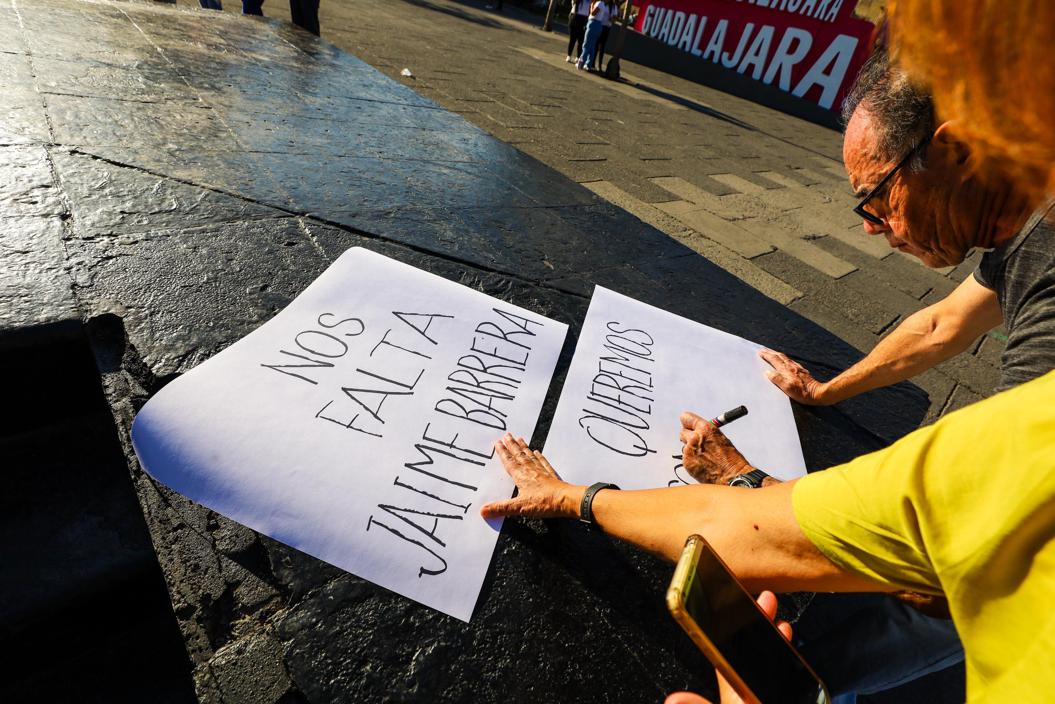 En la Plaza Liberación de Guadalajara, decenas de periodistas se congregaron junto a la consejera nacional de Morena, Itzul Barrera, hija del periodista tapatío. EL INFORMADOR/ A. Navarro.