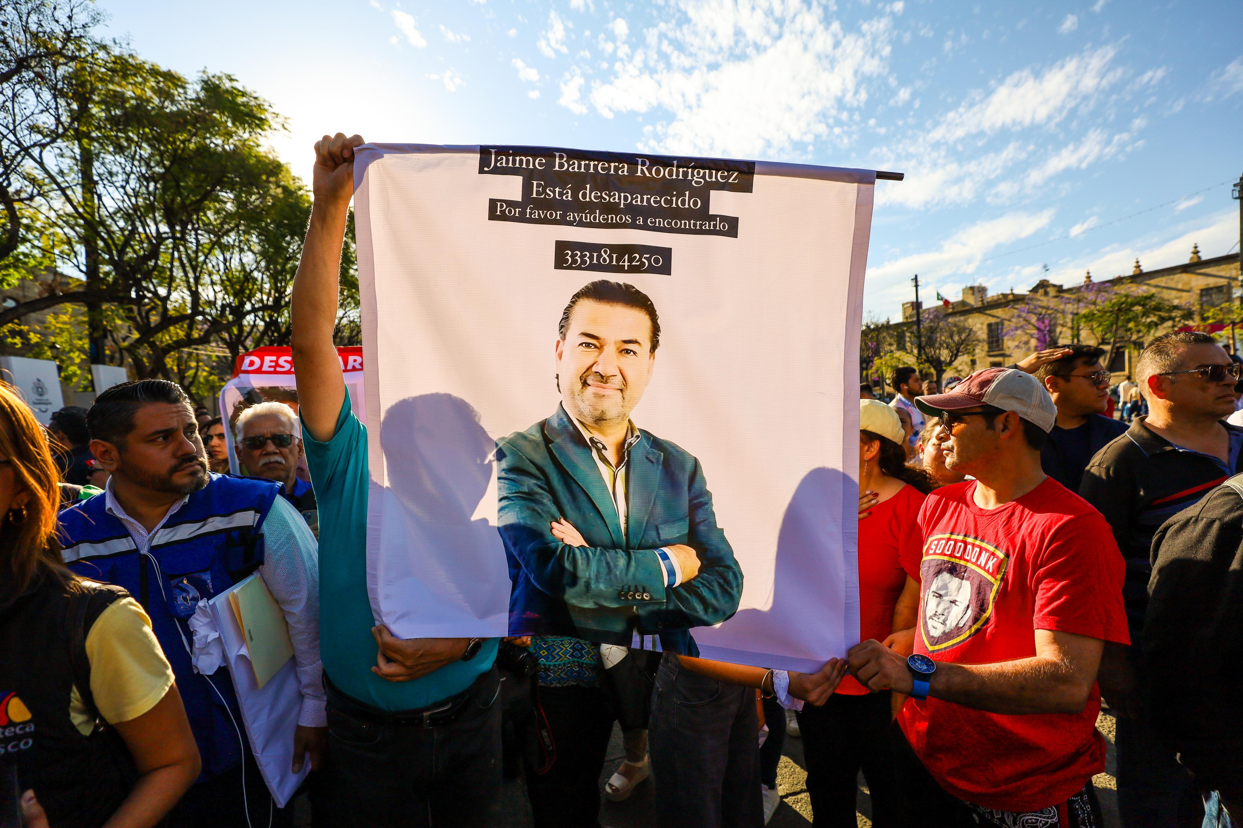 En la Plaza Liberación de Guadalajara, decenas de periodistas se congregaron junto a la consejera nacional de Morena, Itzul Barrera, hija del periodista tapatío. EL INFORMADOR/ A. Navarro.