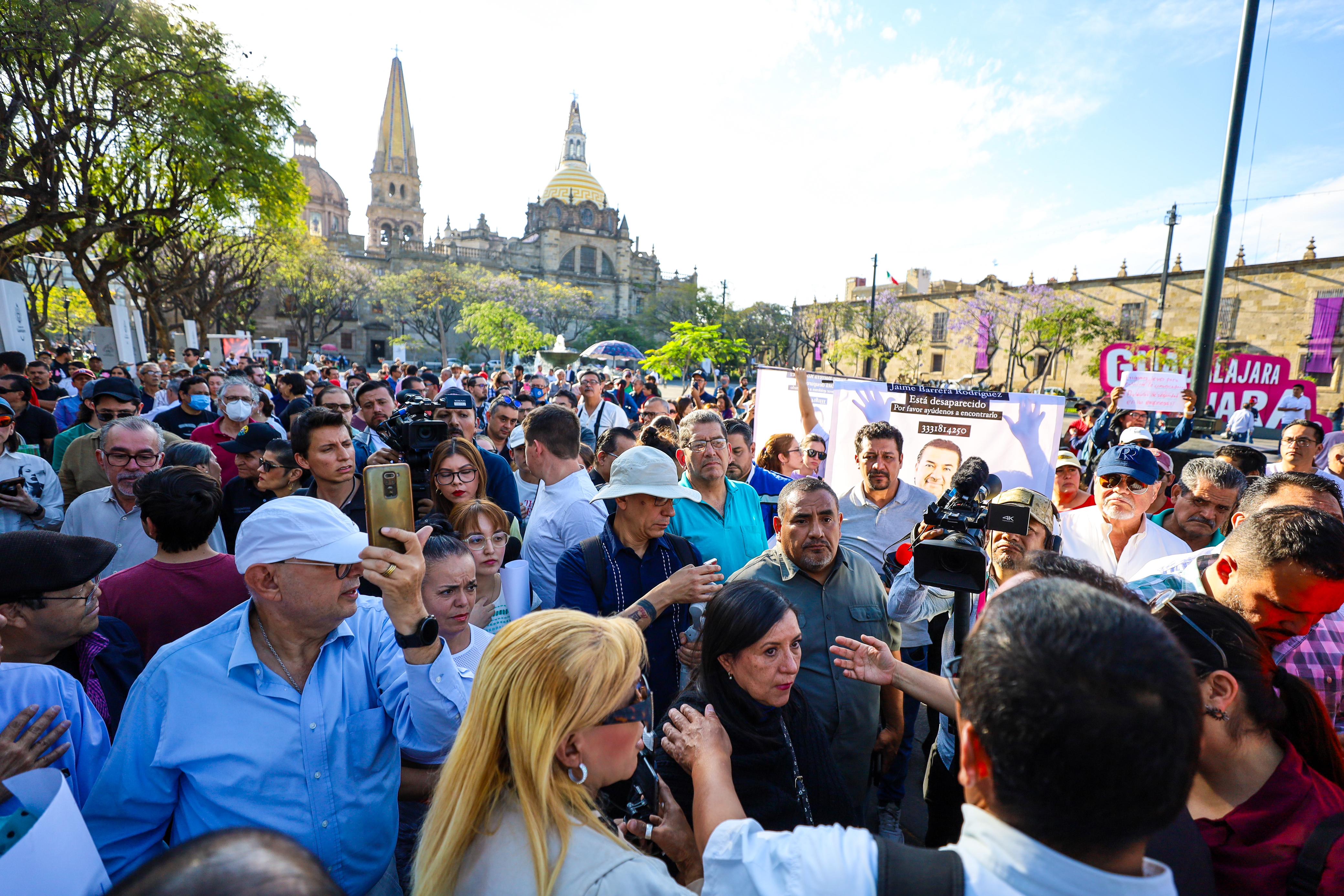 En la Plaza Liberación de Guadalajara, decenas de periodistas se congregaron junto a la consejera nacional de Morena, Itzul Barrera, hija del periodista tapatío. EL INFORMADOR/ A. Navarro.