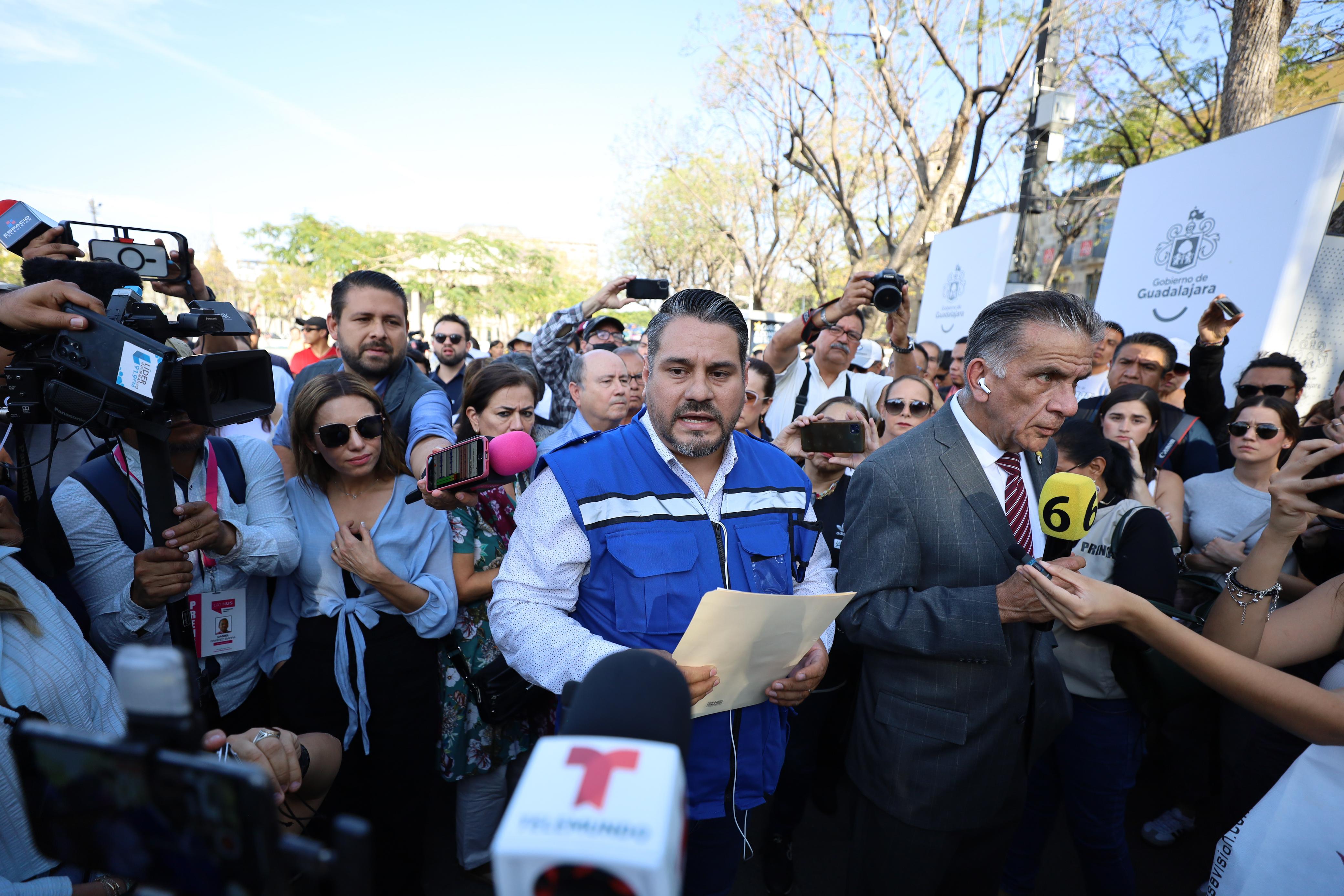 En la Plaza Liberación de Guadalajara, decenas de periodistas se congregaron junto a la consejera nacional de Morena, Itzul Barrera, hija del periodista tapatío. EL INFORMADOR/ A. Navarro.