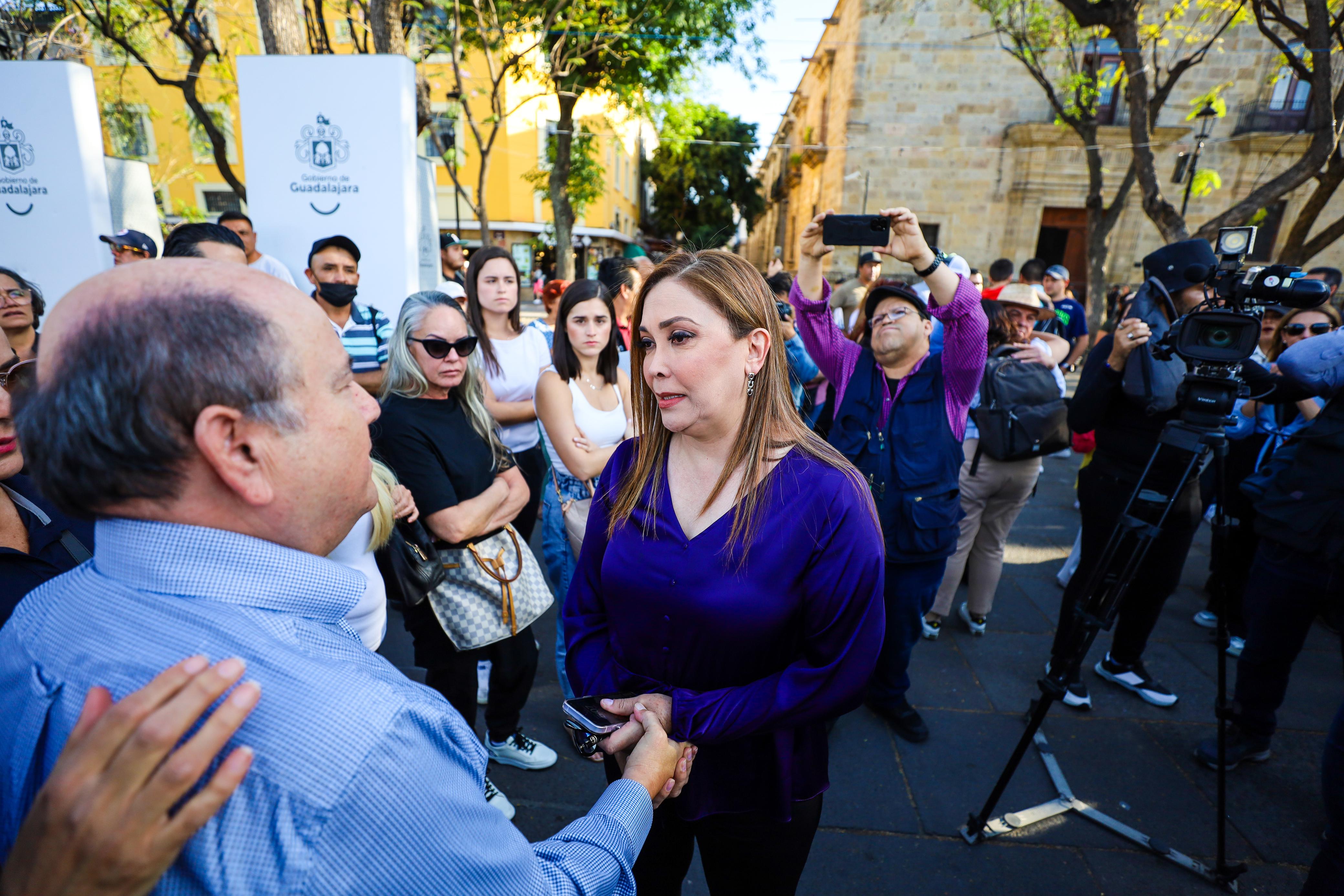 En la Plaza Liberación de Guadalajara, decenas de periodistas se congregaron junto a la consejera nacional de Morena, Itzul Barrera, hija del periodista tapatío. EL INFORMADOR/ A. Navarro.