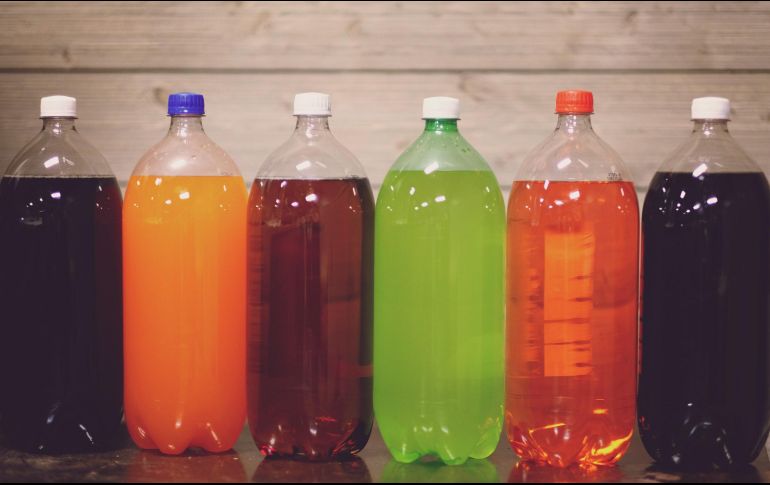 Consideradas como las bebidas azucaradas más dañinas por excelencia, los refrescos están catalogados como un producto riesgoso para la salud. UNSPLASH / A. Shepherd