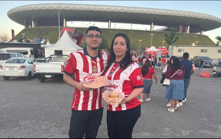 Los hermanos Valadez viajaron desde Seattle, Washington para no perderse de un encuentro tan apasionante como lo es el Clásico Nacional. EL INFORMADOR.