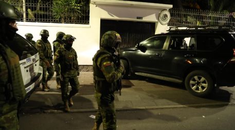 Fue un viernes del pasado mes de abril, cuando un grupo de policías de Ecuador irrumpió a la fuerza en la embajada de México en Quito. EFE / ARCHIVO