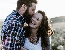 Las expresiones del amor con nuestra pareja pueden fortalecer la relación. ESPECIAL/Foto de Priscilla Du Preez en Unsplash