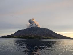 Indonesia, un archipiélago de 270 millones de habitantes, tiene 120 volcanes activos. EFE