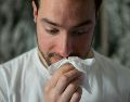 Una vestibulitis nasal puede ser muy peligrosa porque las venas que se encuentran en la nariz se conectan con el cerebro. ESPECIAL / Brittany Colette en Unsplash