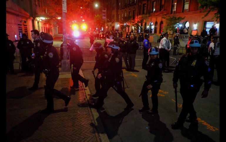 Agentes del Departamento de Policía de Nueva York avanzan hacia la entrada de la Universidad de Columbia, el martes 30 de abril de 2024, en Nueva York. AP /J. Motal