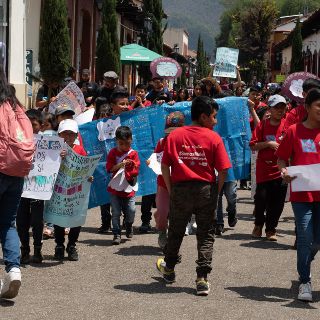 Menores indígenas en Chiapas marchan en el Día del Trabajo contra la explotación infantil