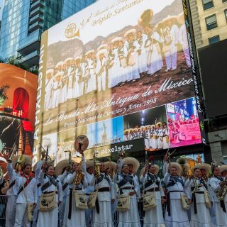 Mexicanos muestran ritmo y tradición en un espectáculo de baile en Times Square