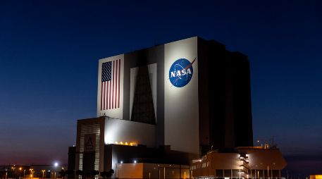 La NASA contrató hace una década a Boeing y a SpaceX para llevar y traer a astronautas hacia y desde la estación espacial. EFE