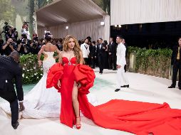 En la alfombra roja destacaron también las españolas Penélope Cruz, elegante con un vestido de Chanel blanco y negro; Elsa Pataky, con un vestido ajustado dorado; y Rosalía, con un modelo estructurado negro de Dior, que estuvieron entre las más simpáticas de las decenas de invitados.EFE/J LANE