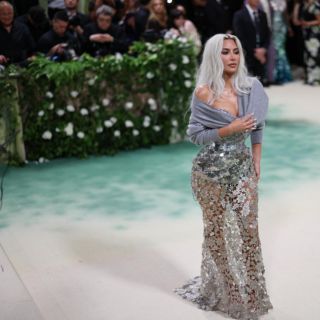 ¿Podía respirar? Critican el ajustado vestido de Kim Kardashian en la Met Gala