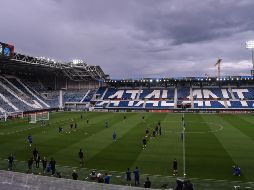 Jugadores del Olympique practican en la cancha de Atalanta. La ida quedó 1-1 y hoy debe haber un ganador. EFE/M. Maraviglia