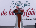 "Felicidades a todas las mamás de nuestro país y de otros países", dijo López Obrador. EFE / M. Guzmán