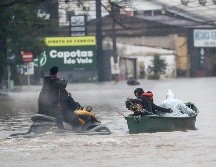 Miembros de la Policía realizan un operativo en las calles inundadas este sábado, en la región del centro de Porto Alegre. EFE/Sebastião Moreira