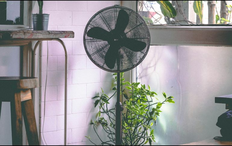 Ubicar tu ventilador en las zonas adecuadas hará que el espacio en donde te encuentres se refresque. ESPECIAL/Foto de rishi en Unsplash
