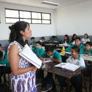 ¿Cuántos maestros hay en México y cuánto ganan?