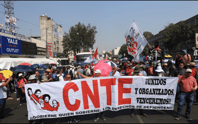 Marcha de maestros de la CNTE avanza por la calzada México-Tacuba rumbo al Zócalo capitalino. SUN / G. Pano
