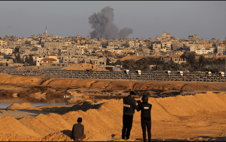 Humo se eleva tras los ataques israelíes, en la ciudad de Rafah, en el sur de la Franja de Gaza, 14 de mayo de 2024. Xinhua News Agency/XinHua