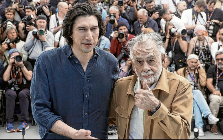 Adam Driver posa junto al director Francis Ford Coppola durante su jornada en Cannes. EFE