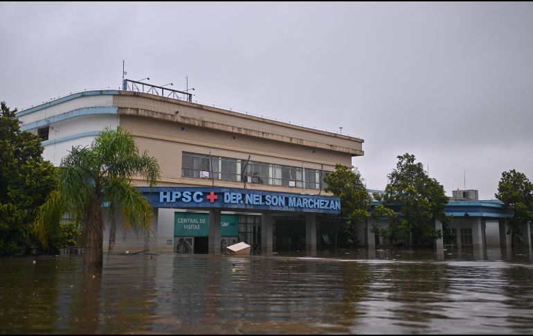 Las autoridades brasileñas han rescatado hasta el momento a 82 mil personas tras las graves inundaciones que han devastado la región sur de Brasi. EFE/ Andre Borges