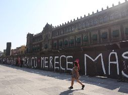 Pintas en el muro de vallas que protege el Palacio Nacional hechas por el grupo “Generación del Cambio”. SUN/I. Montaño