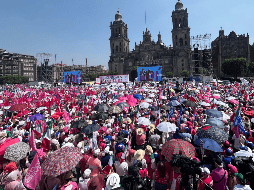 Integrantes de la CNTE y de la Marea Rosa llegaron a confrontarse esta mañana en el plantón del Zócalo de la CDMX. SUN/ Berenice Fregoso