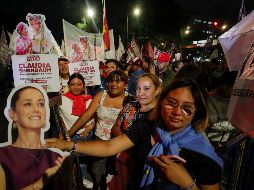 Seguidores de la candidata presidencial del oficialismo mexicano Claudia Sheinbaum, escucharon el debate presidencial afuera del Centro Cultural Universitario Tlatelolco, en la Ciudad de Mexico. EFE