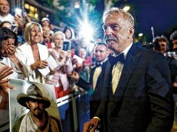 El actor estadounidense Kevin Costner se reúne con sus fans después de la proyección de la película “Horizon: An American Saga” en la 77ª edición del Festival de Cine de Cannes. AFP