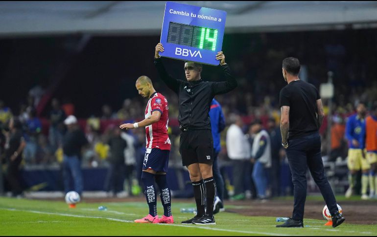 Chicharito entró de cambio al partido antes de que cayera el gol que eliminó a Chivas del Clausura 2024. IMAGO