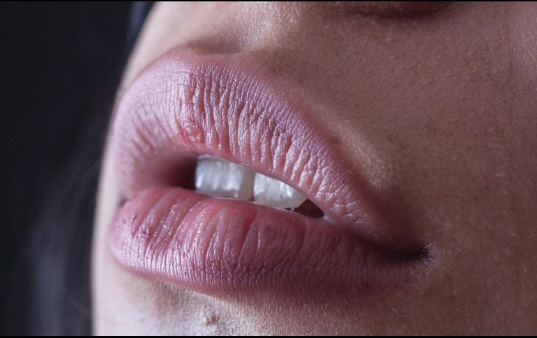 Exfoliar los labios es crucial dentro de cualquier régimen de belleza, especialmente porque son una parte muy delicada de tu rostro. Unsplash.
