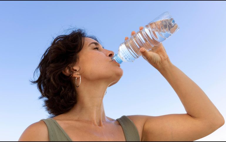 El agua es el líquido que no aporta calorías extra, sin embargo no es la que mejor hidrata a nuestro cuerpo ESPECIAL / FREEPIK