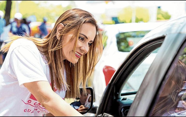 La panista habló con automovilistas y pegó calcas en la colonia Jardines del Sol. ESPECIAL