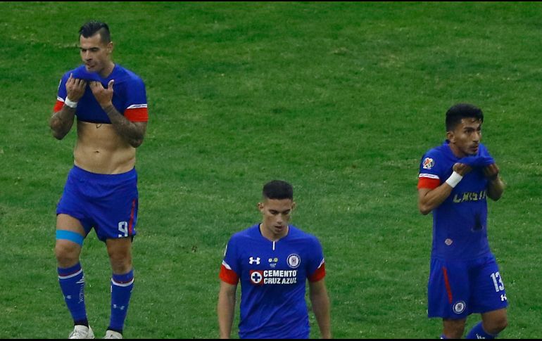 Una falla de Iván Marcone (centró) inició la derrota de Cruz Azul en la última final ante el América, en el torneo Apertura 2018. IMAGO7/A. Paulin
