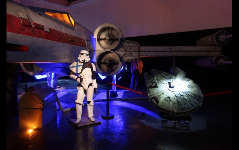 Un centenar de artículos oficiales del personaje R2-D2, una colección de sables láser o los carteles de las películas de Star Wars también forman parte de esta exhibición. EFE/ José Manzaneque
