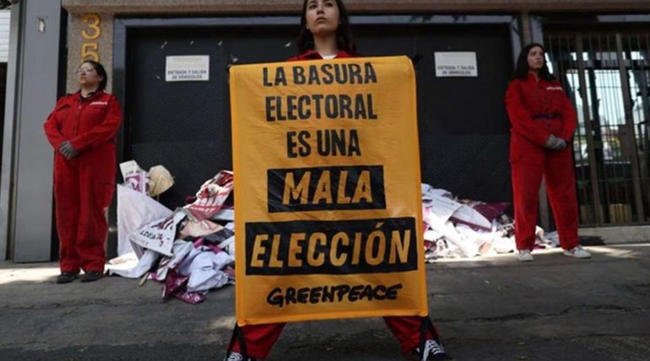 Greenpeace México realizó un llamado a los candidatos de los diferentes partidos políticos para que se hagan cargo de su propaganda electoral. ESPECIAL/ Greenpeace