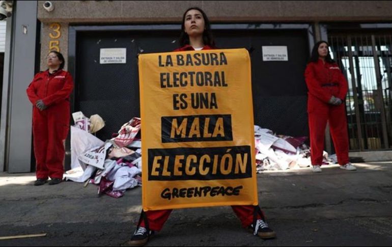 Greenpeace México realizó un llamado a los candidatos de los diferentes partidos políticos para que se hagan cargo de su propaganda electoral. ESPECIAL/ Greenpeace