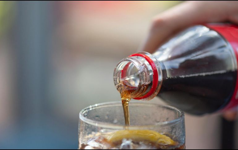 La Coca Cola es una de las bebidas más consumidas en México. ESPECIAL/ Foto de Inna Kapturevska_Ua en Unsplash