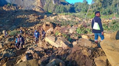 El deslizamiento de tierra azotó la aldea de Yambali. ESPECIAL / AFP