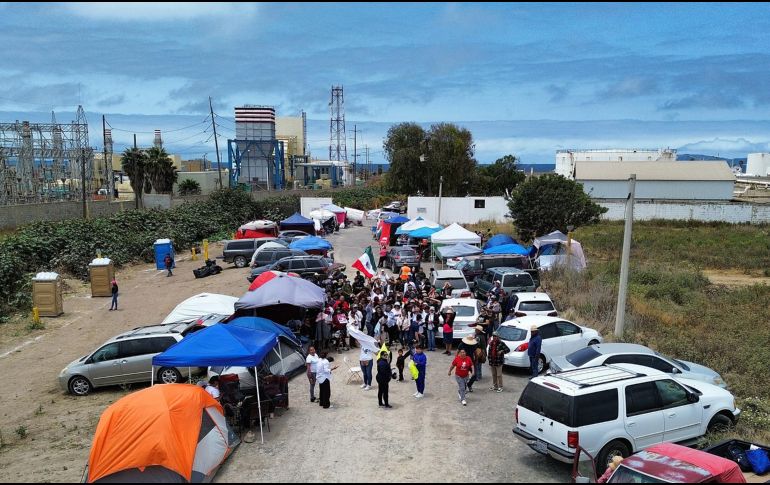 Manifestantes bloquean una planta de Petróleos Mexicanos (PEMEX) en la ciudad de Tijuana (Mexico).  EFE/Joebeth Terríquez
