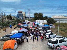 Manifestantes bloquean una planta de Petróleos Mexicanos (PEMEX) en la ciudad de Tijuana (Mexico).  EFE/Joebeth Terríquez