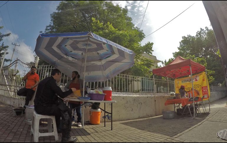 Durante esta temporada, es fundamental no solo mantenerse seguros e hidratados durante las horas de mayor calor, que generalmente son de 11 am a 5 pm, sino también evitar consumir alimentos en la vía pública debido a su rápida descomposición en estas condiciones. EL INFORMADOR / ARCHIVO