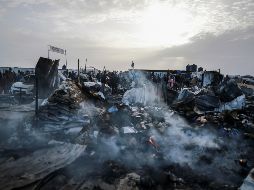 Destrucción tras un ataque israelí que cayó sobre un campamento de personas desplazadas. AP/Jehad Alshrafi