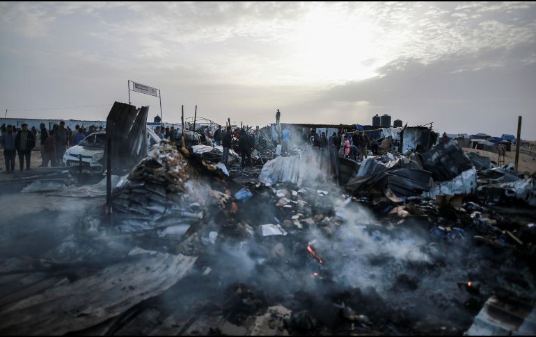 Destrucción tras un ataque israelí que cayó sobre un campamento de personas desplazadas. AP/Jehad Alshrafi