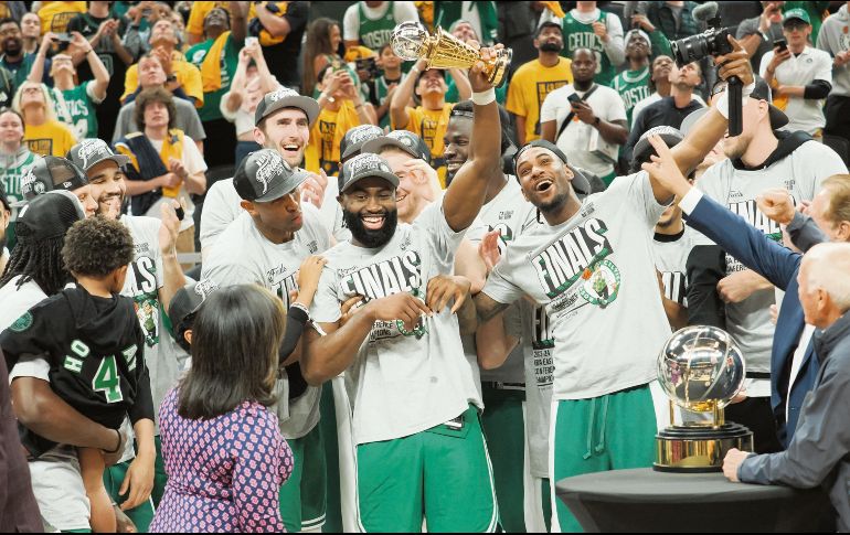Jaylen Brown alza el trofeo que lo acredita como el Jugador Más Valioso de las finales del Este. Ahora los Celtics esperan rival en la serie por el título de la NBA. AFP/R. Hoskins