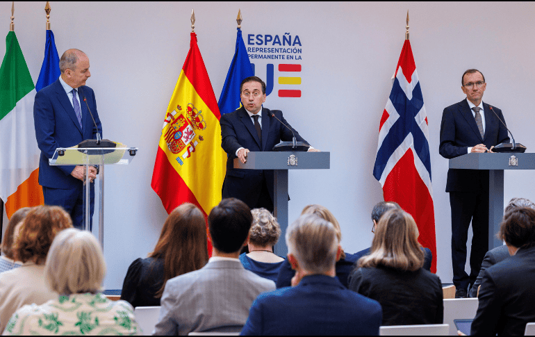 El ministro de Asuntos Exteriores irlandes, Michael Martin, el ministro de Asuntos Exteriores español, Jose Manuel Albares, y el ministro de Asuntos Exteriores de Noruega, Espen Barth, durante una rueda de prensa sobre el reconocimiento del Estado palestino, en la oficina de representación española en Bruselas. EFE/ Olivier Matthys